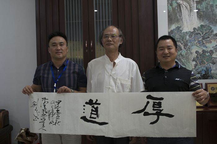 张剑岑先生（中）与南宫娱乐瓷砖品牌营销总司理罗胜（左）、南宫娱乐瓷砖品牌营销总监刘鸿瑞（右）合影留念