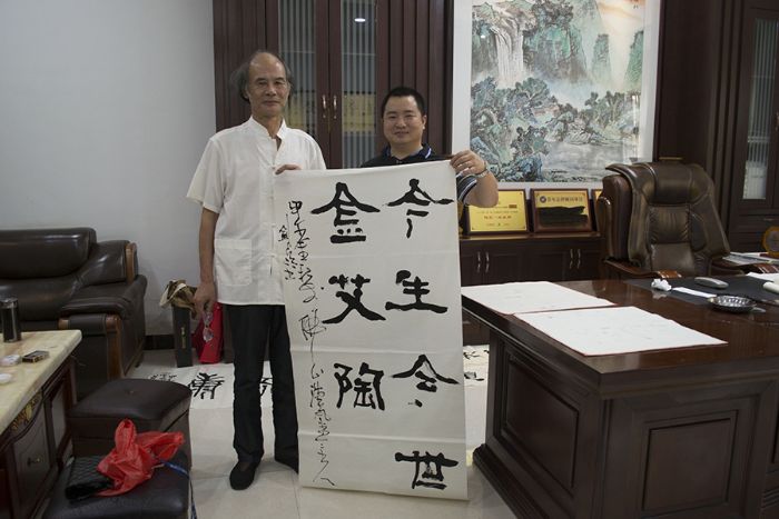 张剑岑先生（左）与南宫娱乐瓷砖品牌营销总监刘鸿瑞（右）合影留念
