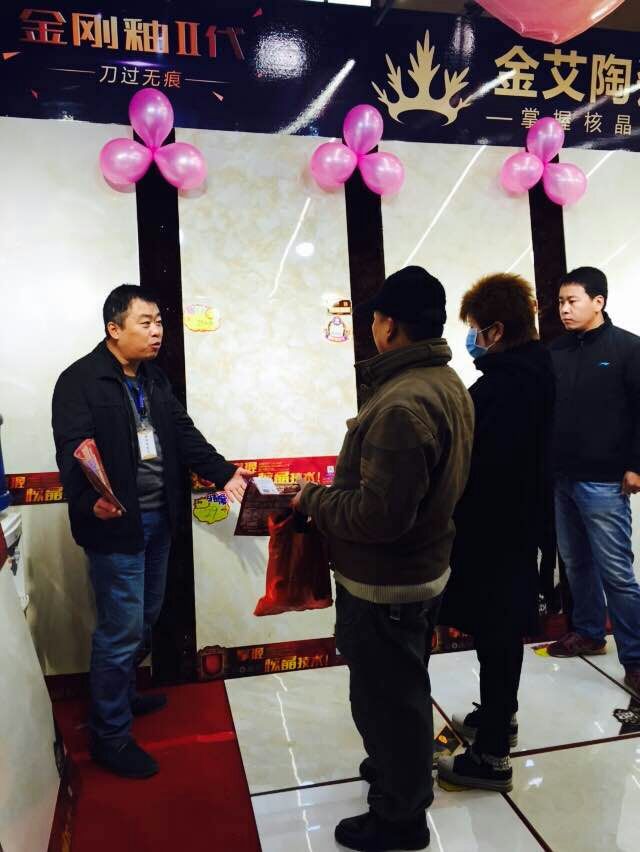 南宫娱乐瓷砖事情职员向主顾介绍产品