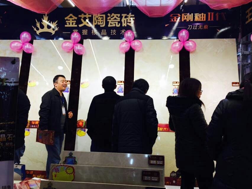 南宫娱乐瓷砖事情职员与主顾攀谈