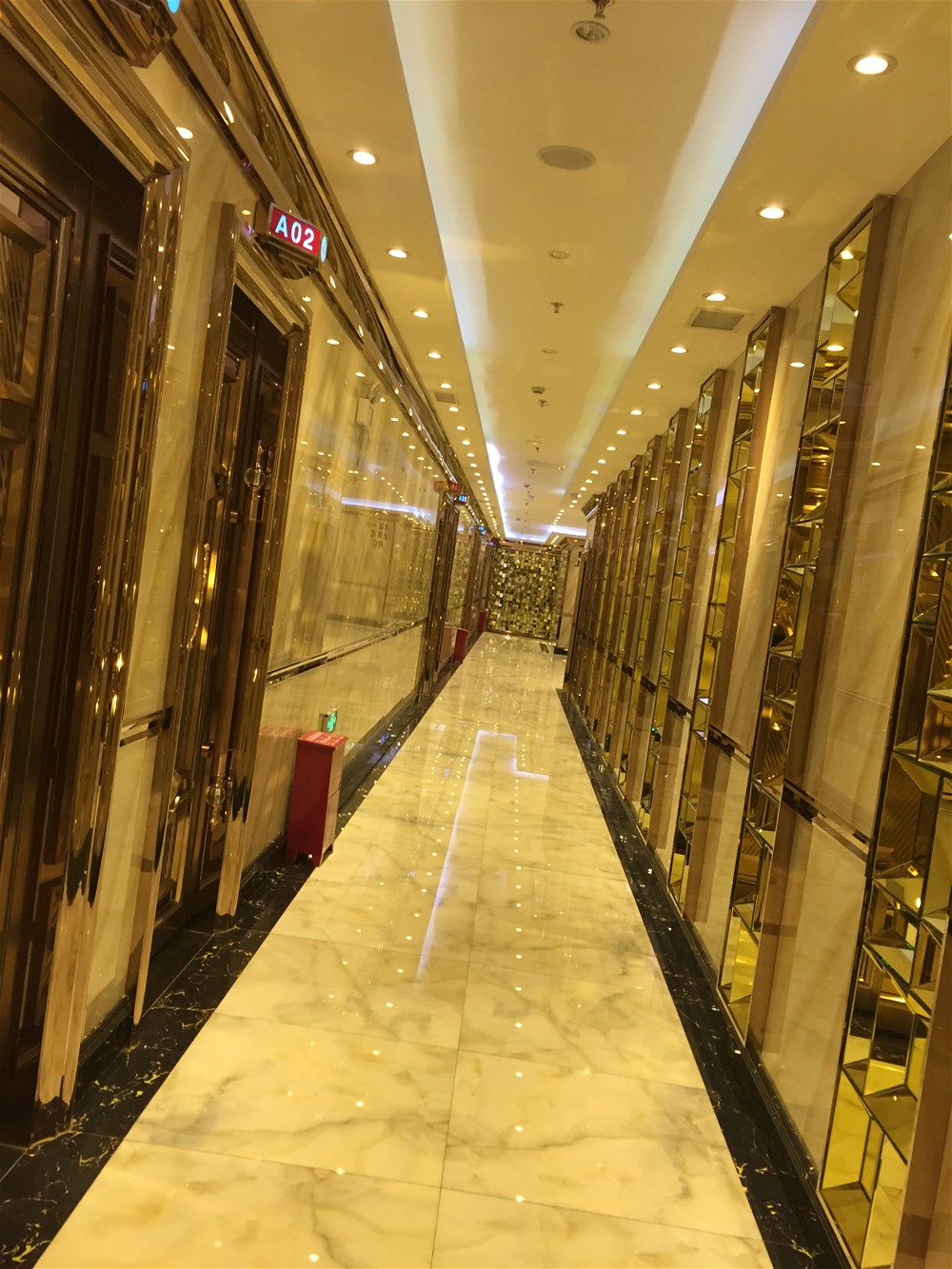 过道接纳南宫娱乐微晶石  西班牙翡翠玉KWD58001+意大利黑金花KWB58058铺贴