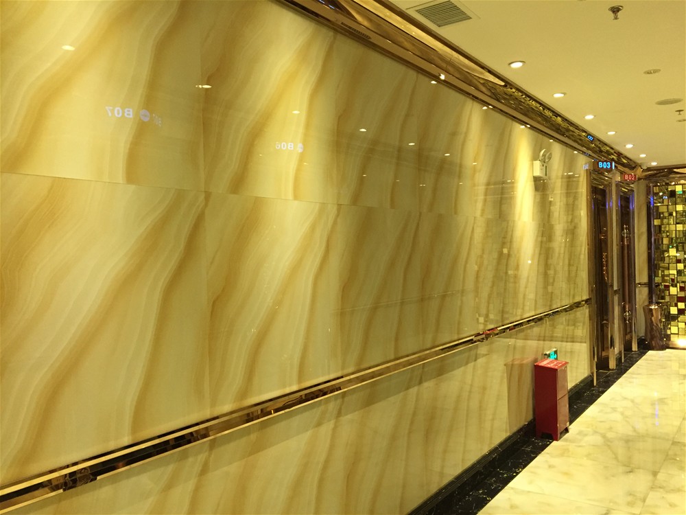 墙面接纳南宫娱乐微晶石印度—流沙金KWD58045铺贴