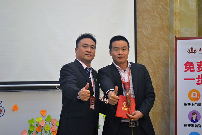南宫娱乐瓷砖营销总司理罗胜为开拓冠军（高抗）颁奖