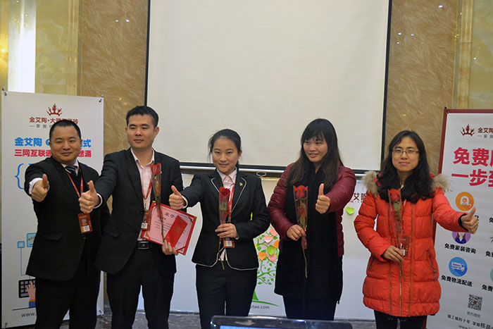 南宫娱乐瓷砖营销总监刘鸿瑞为2015年团队孝顺奖（网销部）颁奖