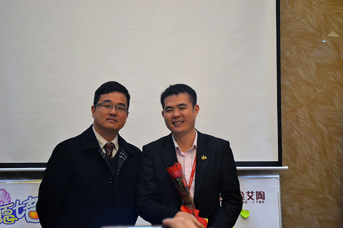 南宫娱乐瓷砖董事长刘鸿祥为2015年董事长特殊奖（王宏城）颁奖