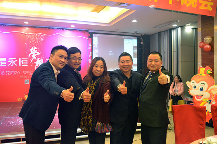 南宫娱乐向导和媒体人金大姐合影留念