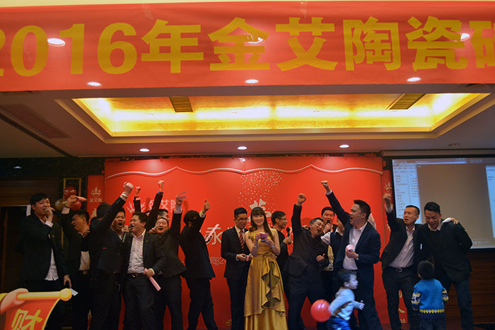 陪同着全体职员合唱的《我相信》，，，，，，晚会圆满落下帷幕