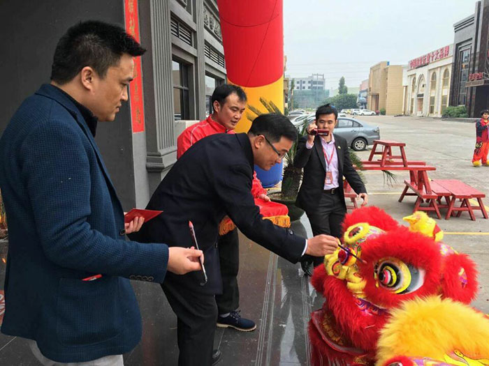 南宫娱乐瓷砖董事长刘鸿祥给狮子点睛