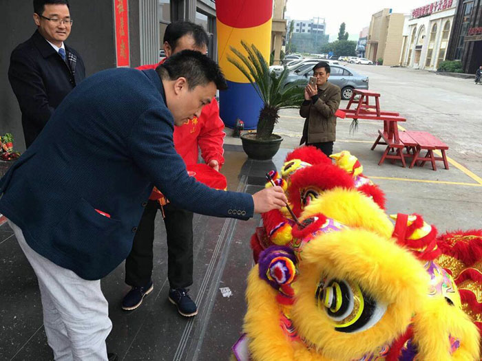 南宫娱乐瓷砖营销总司理罗胜给狮子点睛