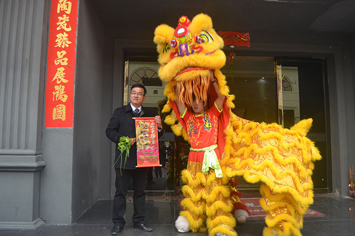 南宫娱乐瓷砖董事长刘鸿祥接福迎新