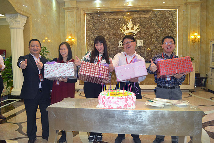南宫娱乐瓷砖品牌营销总监刘鸿瑞为寿星们送上礼物