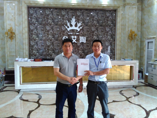 河南濮阳南宫娱乐瓷砖总署理杨总和南宫娱乐濮阳销区司理合影