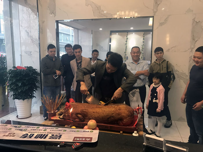 南宫娱乐瓷砖品牌作为陶瓷一线品牌，，，近年来一直的推出爆款新品，，，受到众多消耗者的喜欢。。2017年11月19日，，，一群生气蓬勃的南宫娱乐人正在主要有序的忙碌着，，，为南宫娱乐中山古镇店即将最先的开业仪式做最后的准备。。  上午10点28分，，，锣鼓喧天，，，掌声震惊，，，南宫娱乐中山古镇专卖店迎来了盛大开业的良辰吉时。。?