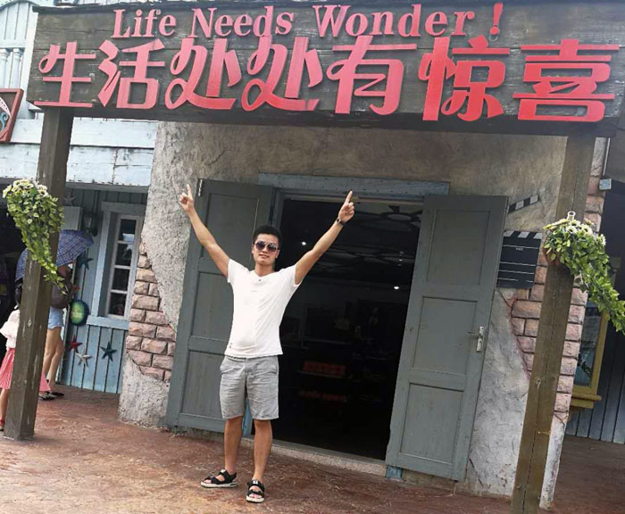 身为年轻一代的90后，，，，，，但他看起来却比同龄人多了那份沉稳，，，，，，他就是本次专访的新闻人物——湖南岳阳总署理秦志雄。。。