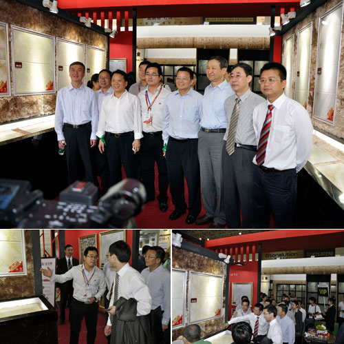 中国修建卫生陶瓷协会向导一行在董事长的陪同下旅行南宫娱乐展位