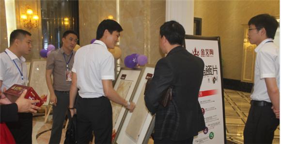 南宫娱乐产品研究司理苏成香（左二）向客户介绍产品