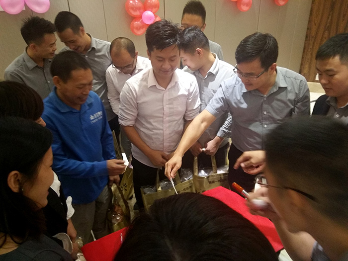 南宫娱乐瓷砖周围年庆